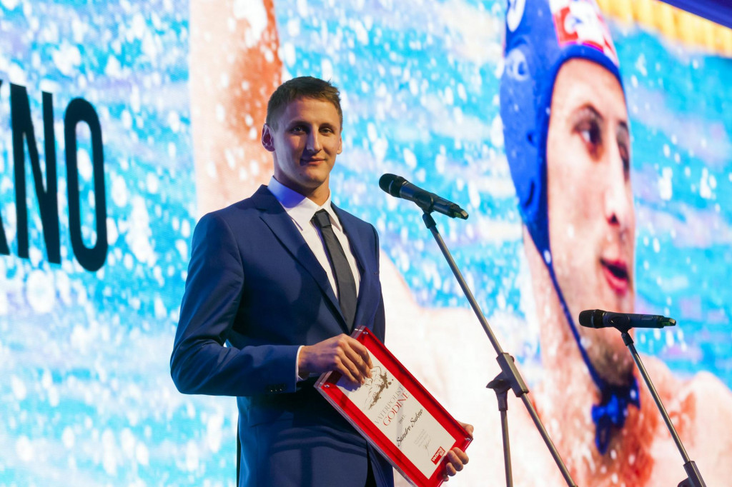 Sandro Sukno prima nagradu za najboljeg hrvatskog igrača 2017.&lt;br /&gt;
godine. Nakon toga, nažalost, morao je zbog zdravstvenih problema prekinuti igračku karijeru