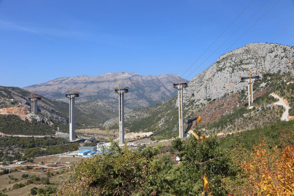 Most Moračica, dio nedovršene autoceste koju Kinezi grade u Crnoj Gori (fotografija iz 2018.)