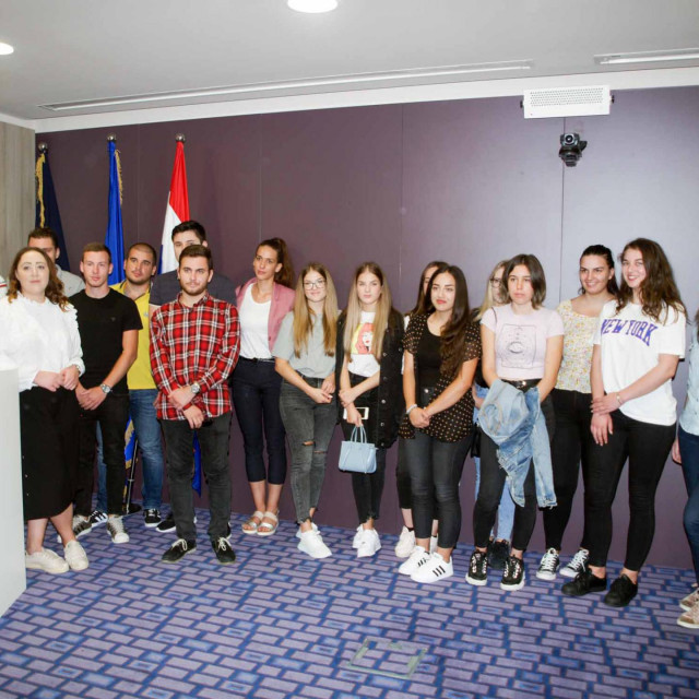 Prva generacija studenata preddiplomskog sveučilišnog studija ”Hotelijerstvo i gastronomija&amp;#39;&amp;#39; u Makarskoj