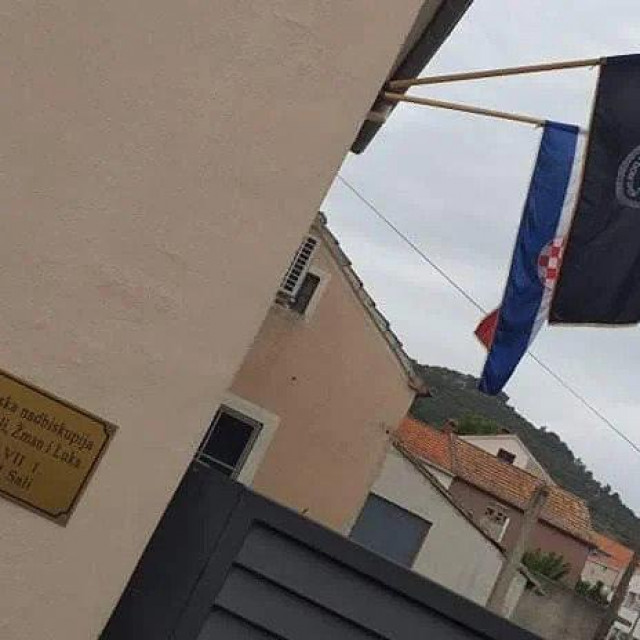 Zadarska nadbiskupija pokrenula postupak prema župniku don Tomislavu Vlahoviću u Salima koji je na crkvu izvjesio zastavu HOS-a