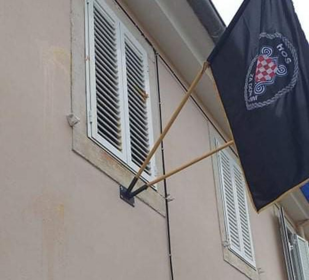 Zastava HOS-a na zgradi Župnog dvora u Salima