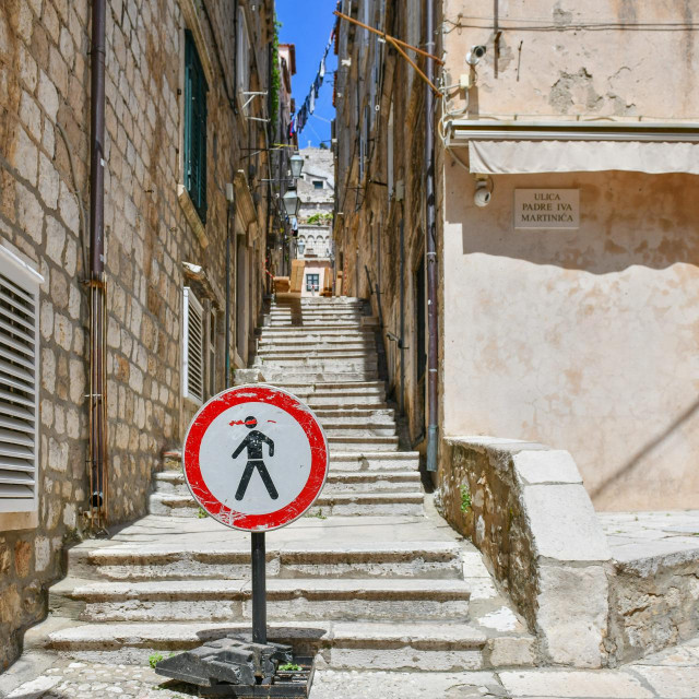 Dubrovnik, 040521.&lt;br /&gt;
Nakon sto se u nedjelju u Zatarskoj ulici u povijesnoj cjelini Dubrovnika urusila kuca Radimira Cacica, prolaz ulicom je zbog opasnosti za prolaznike i stanare, zabranjen.&lt;br /&gt;