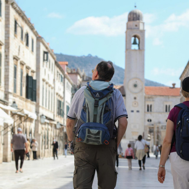 DV&lt;br /&gt;
Dubrovnik, 310321&lt;br /&gt;
Reportaza sa Straduna, u potrazi za rijetkim turistima.&lt;br /&gt;
Na fotografiji: turisti na Stradunu&lt;br /&gt;