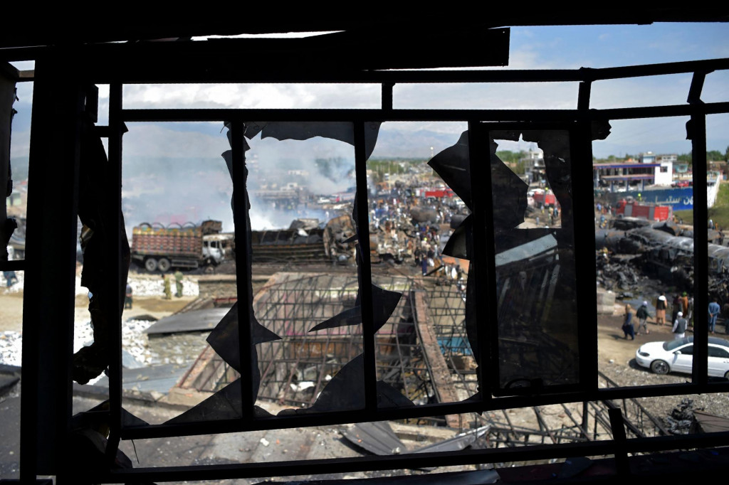 Polomljena prozorska stakla slikana su u blizini područja Qala-e-Murad Bek na periferiji Kabula u svibnju ove godine