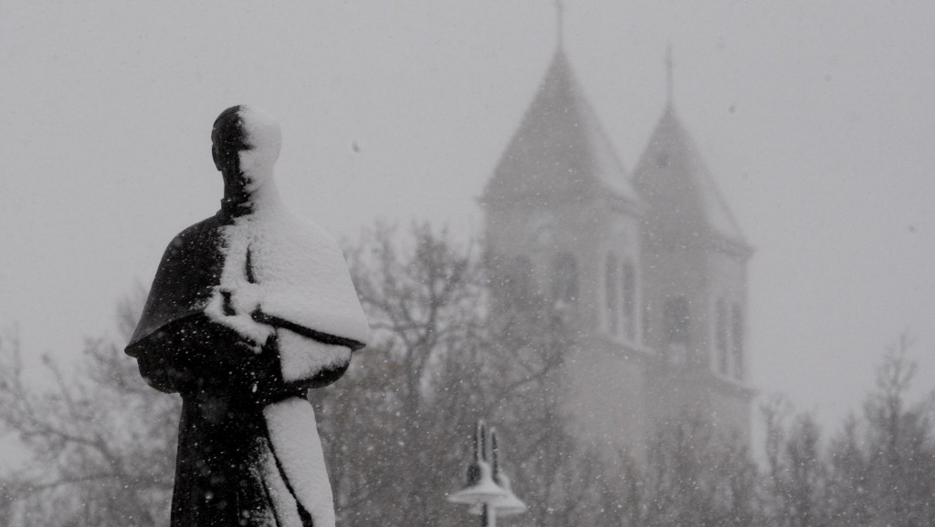 Spomenik Alojzija Stepinca snimljen u snježnom Dugopolju&lt;br /&gt;
&lt;br /&gt;
 