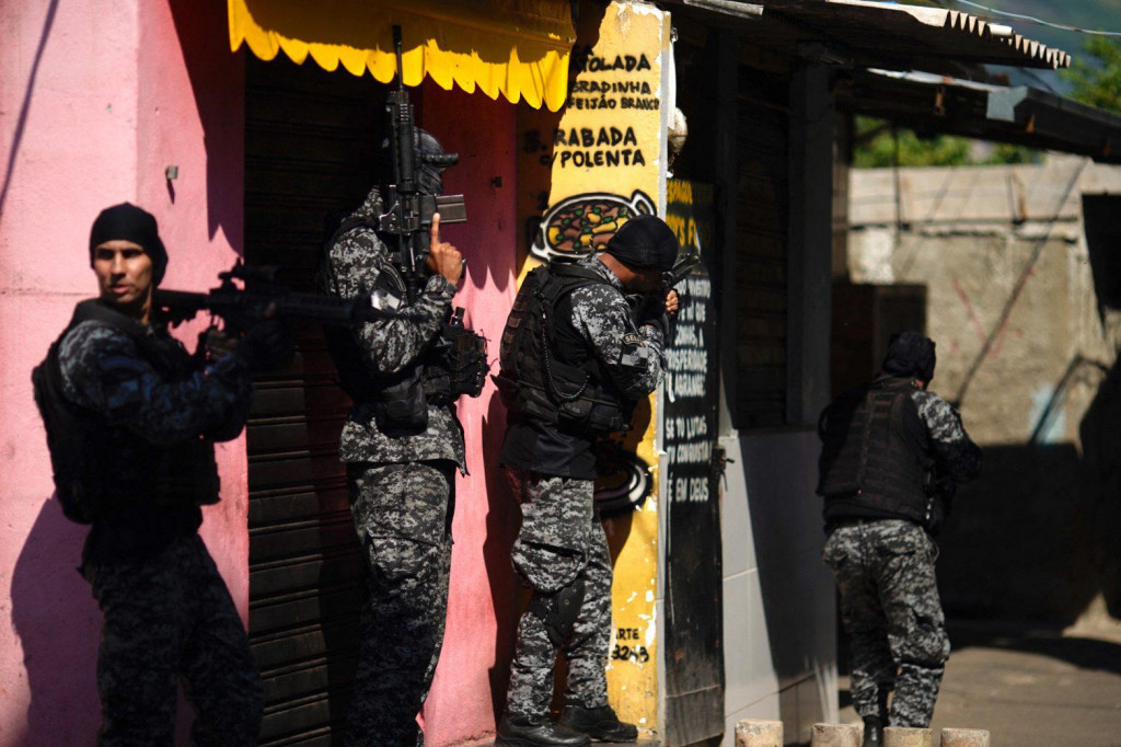 Službenici civilne policije u Riju viđeni su tijekom policijske akcije protiv krijumčara droge u faveli Jacarezinho