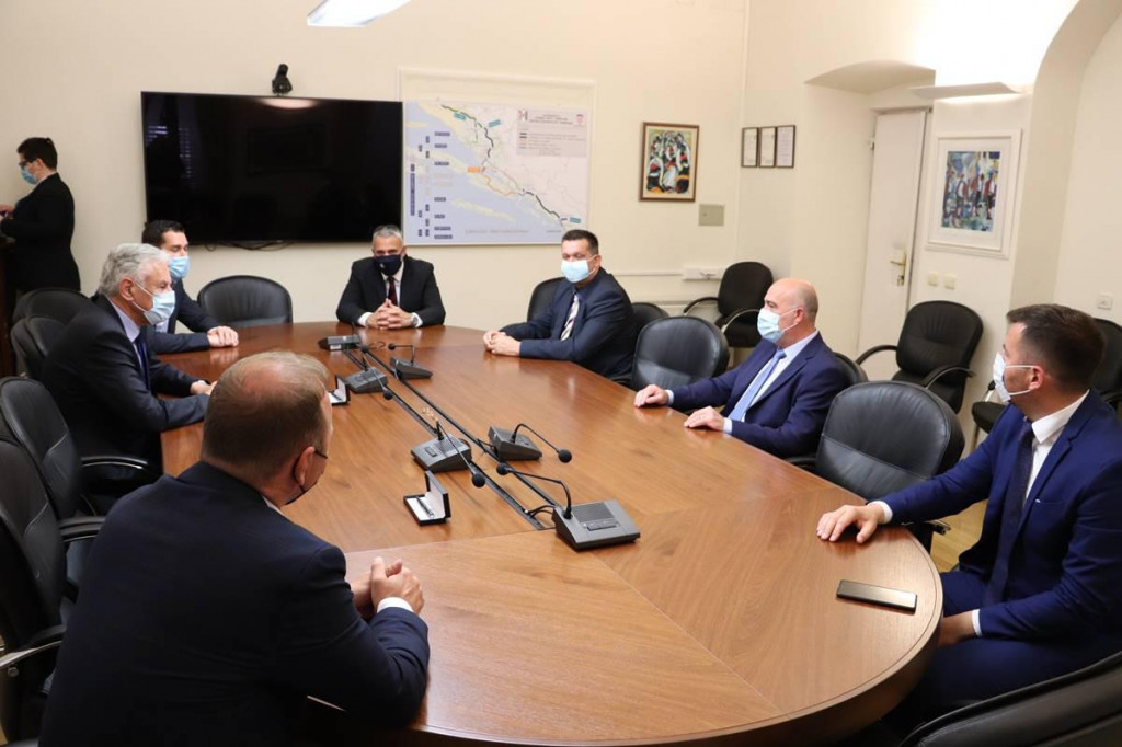 Župan Dobroslavić potpisao ugovore s više općina za sufinanciranje projekata na pomorskom dobru, dodatna sredstva odobrena i Županijskim lučkim upravama