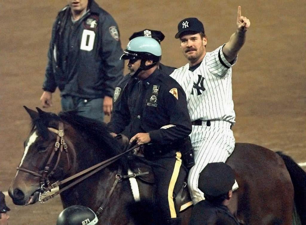Boggs na policijskom konju nakon osvajanja naslova s Yankeesima 1996.
