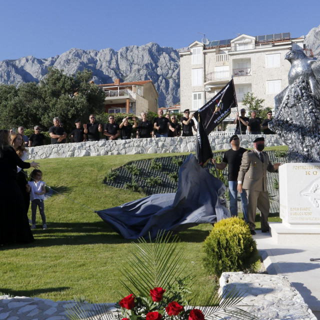 Na fotografiji: djeca i unuci poginulih branitelja otkrivaju spomenik Kobac