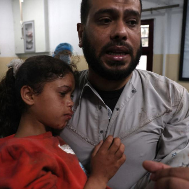Palestinac nosi ranjenu djevojku u bolnici na sjeveru Pojasa Gaze usred rasplamsavanja izraelsko-palestinskog nasilja