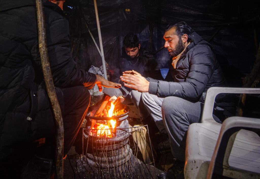 Migranti iz Afganistana, Pakistana i Bangladeša zive u neljudskim uvjetima u improviziranim logorima i napustenim kućama na području Bihaća i Velike Kladuše