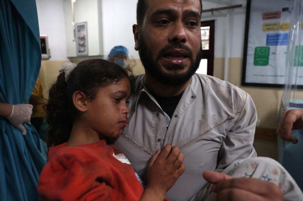 Palestinac nosi ranjenu djevojku u bolnici na sjeveru Pojasa Gaze usred rasplamsavanja izraelsko-palestinskog nasilja