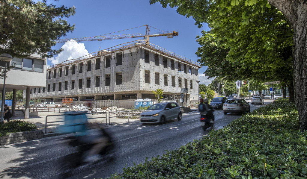 Zgrada budućeg Općinskog suda na Trgu Hrvatske bratske zajednice u poodmakloj je fazi radova