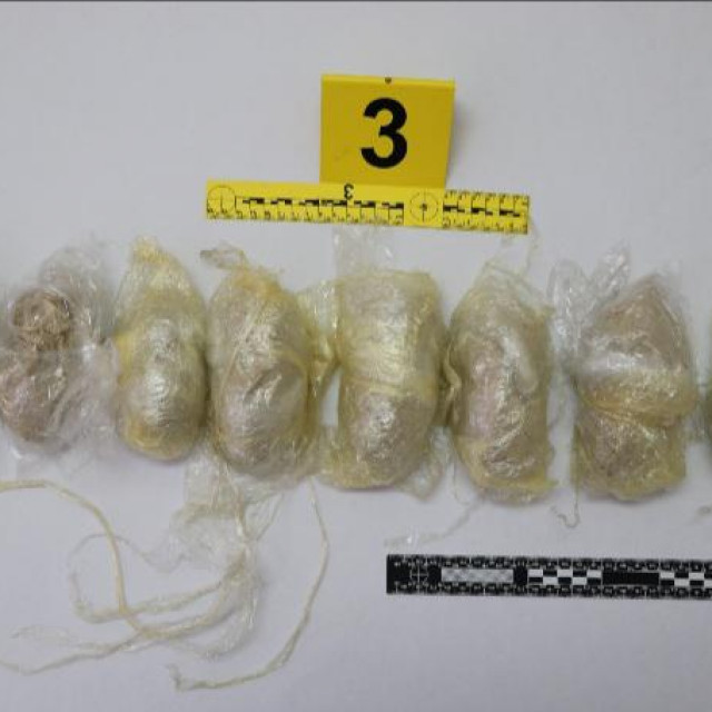 Malo više od kilogram heroina bilo je raspoređeno u osam paketa
