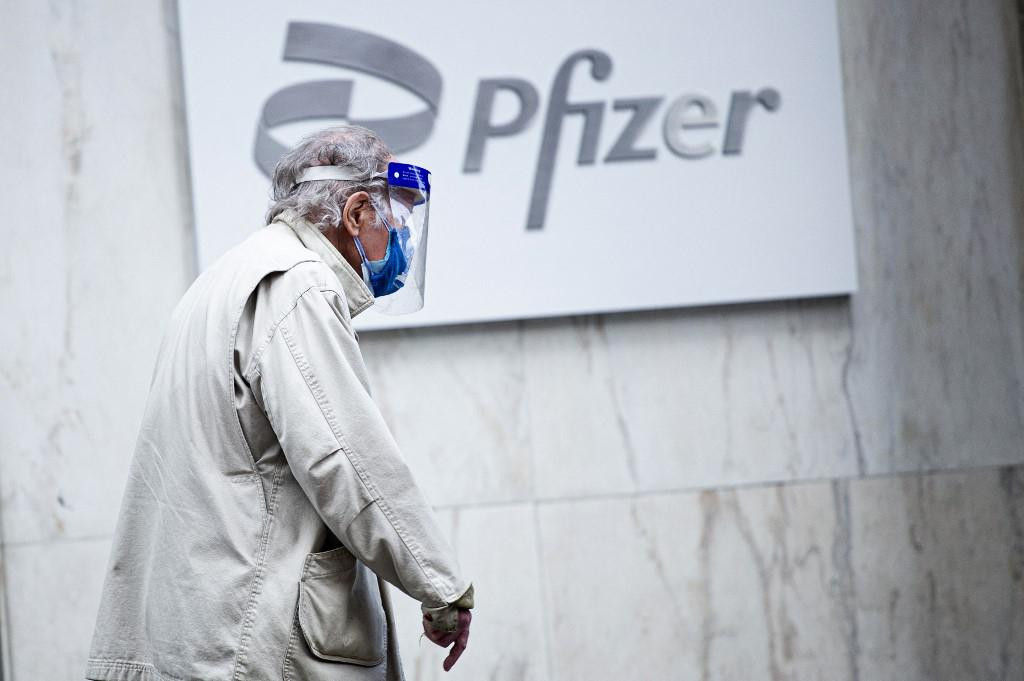 (FILES) In this file photo taken on March 11, 2021, a man wearing facemask and shield walks past the Pfizer headquarters in New York one year after the pandemic was officially declared. - The Pfizer and Moderna Covid vaccines should remain highly effective against two coronavirus variants first identified in India, according to new research carried out by US scientists. The lab-based study was carried out by the NYU Grossman School of Medicine and NYU Langone Center and is considered preliminary because it has not yet been published in a peer-reviewed journal.&lt;br /&gt;
”What we found is that the vaccine&amp;#39;s antibodies are a little bit weaker against the variants, but not enough that we think it would have much of an effect on the protective ability of the vaccines,” senior author Nathaniel ”Ned” Landau told AFP on on May17, 2021. (Photo by Kena Betancur/AFP)
