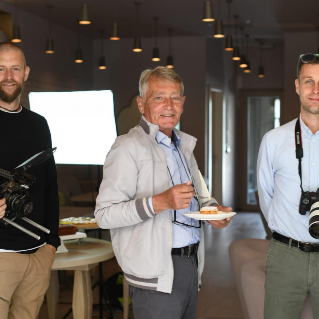 Zadar, 130521.&lt;br /&gt;
Mario Vuksan danas je s ekipom snimao kolace za Turisticku zajednicu u ART Kavani u zgradi Pegli.&lt;br /&gt;
Na fotografiji: (s lijeva) Igor Goic, Mario Vuksan i Filip Brala.&lt;br /&gt;