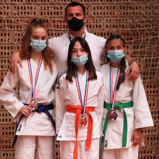 Judo klub Konavle Cavtat - osvajači medalja (Petra Đurković, Dora Obradović i Ana Schmuch) s trenerom Matkom Klarićem