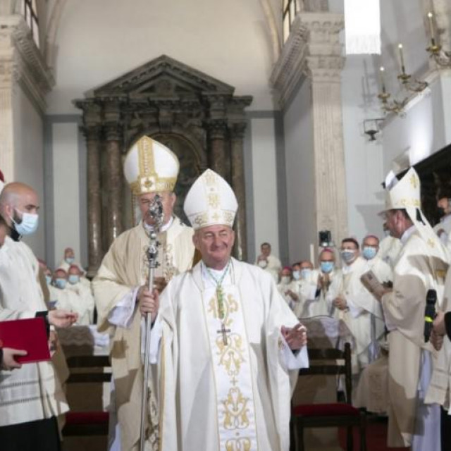 Novi hvarski biskup Ranko Vidović tijekom slavlja u katedrali svetog Stjepana