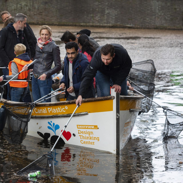 ”Bocolov” u amsterdamskim kanalima; u organizaciji Plastic Whale Foundation volonteri skupljaju plastične boce koje će se potom reciklirati