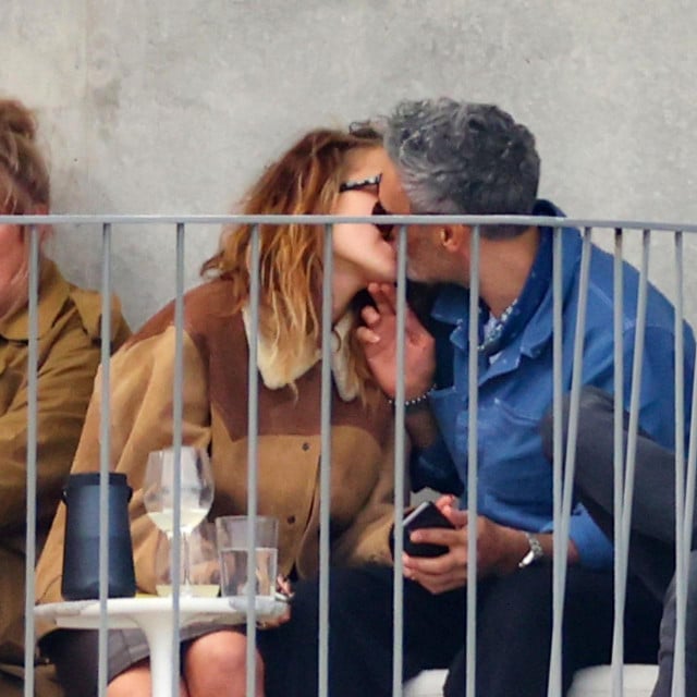 Rita Ora i Taiki Waititi razmjenjivali su vruće poljupce ispred svog društva
