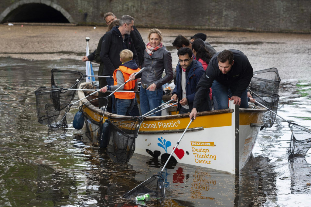 ”Bocolov” u amsterdamskim kanalima; u organizaciji Plastic Whale Foundation volonteri skupljaju plastične boce koje će se potom reciklirati