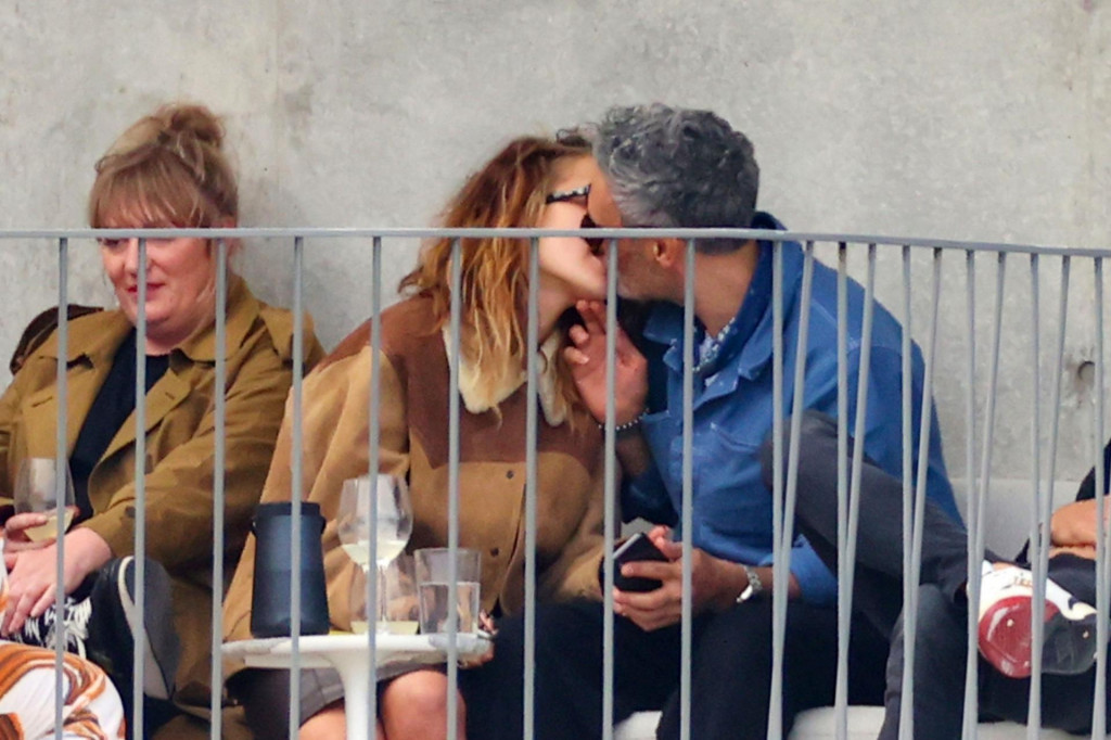 Rita Ora i Taiki Waititi razmjenjivali su vruće poljupce ispred svog društva
