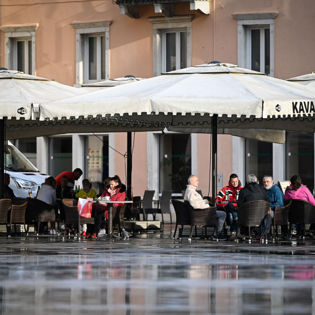 Prizor iz slovenskog Pirana; ljudi su jedva dočekali otvaranje terasa kafića, idući tjedan će se moći družiti i u zatvorenom