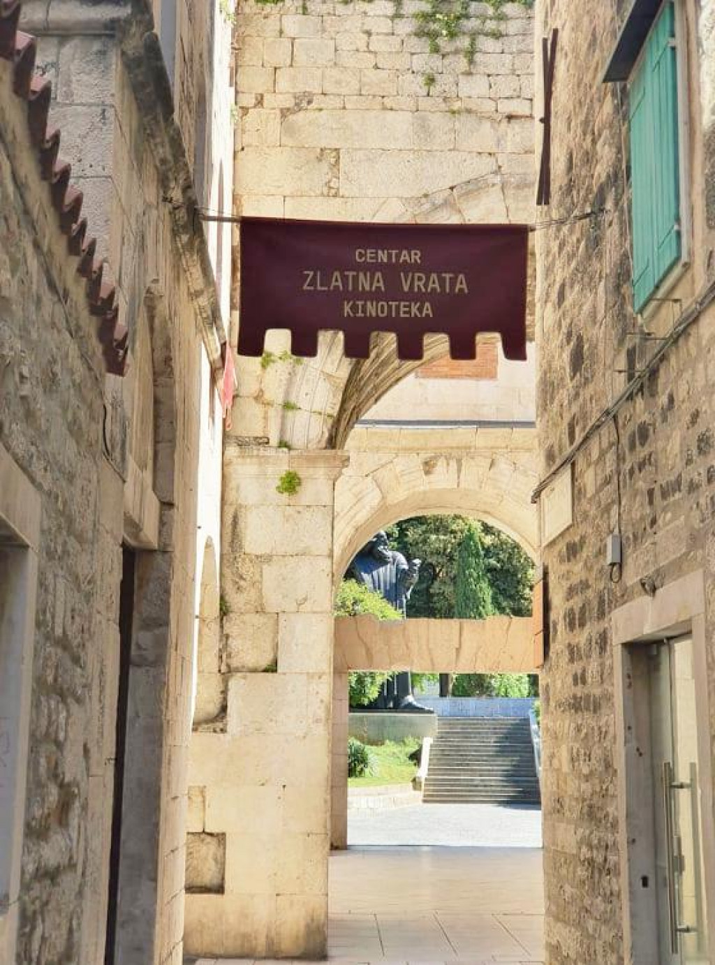 Centar za kulturu i cjeloživotno obrazovanje ”Zlatna vrata” u Splitu