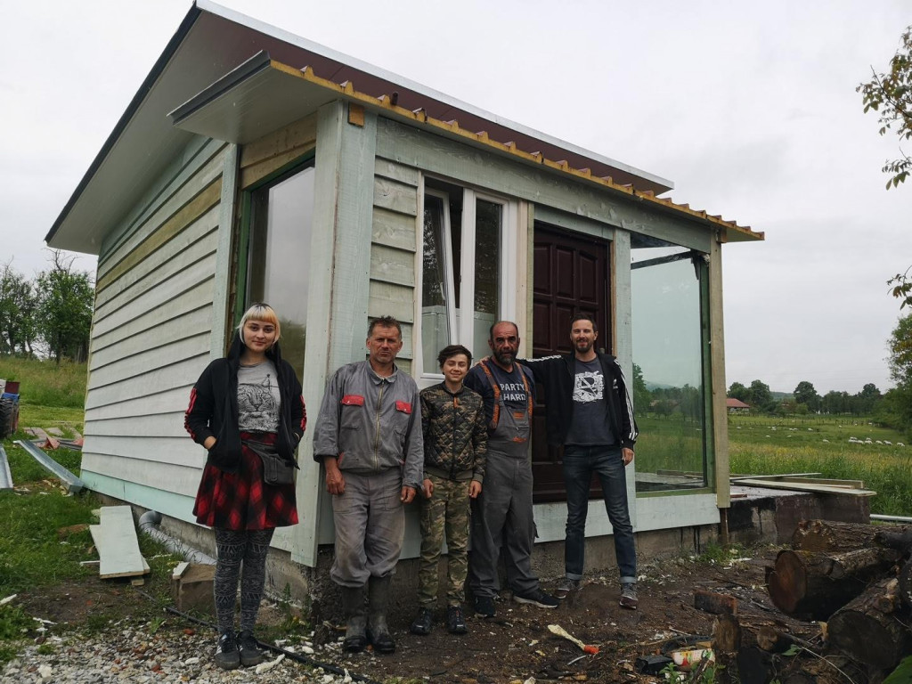 Obitelj Petrović i šibenski volonteri ispred nove kućice
