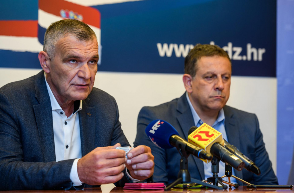 &lt;br /&gt;
Nediljko Dujic, predsjednik zupanijskog HDZ-a i Nikola Blazevic, kandidat HDZ-a za gradonacelnika Knina na konfernciji za medije 
