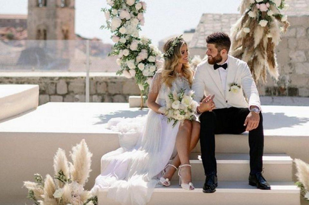 Diplomirana pravnica Adriana i nogometaš Duje Ćaleta Car vjenčali su se u Dubrovniku
