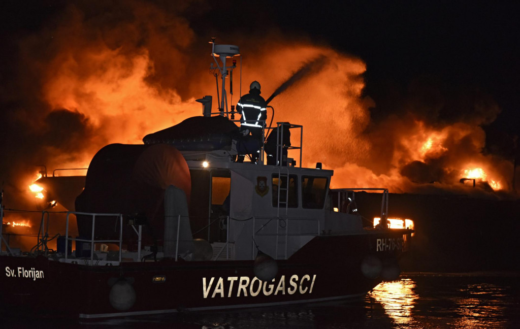 U više navrata su se sa brodova u plamenu čule eksplozije, a posade i turisti su evakulirani