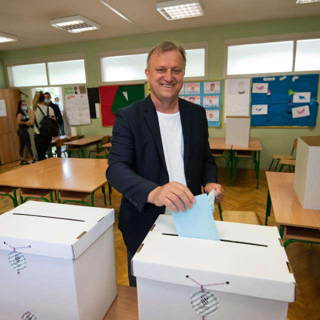 Zadar, 300521&lt;br /&gt;
Zadrani danas glasuju u drugom krugu lokalnih izbora i biraju gradonacelnika i zupana.&lt;br /&gt;
Na fotografiji: Branko Dukic je sa suprugom i kcerkama glasovao u OS Stanovi.&lt;br /&gt;