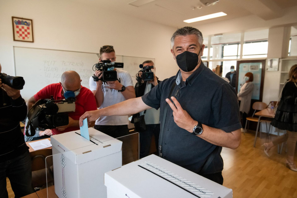 Zadar, 300521&lt;br /&gt;
Zadrani danas glasuju u drugom krugu lokalnih izbora i biraju gradonacelnika i zupana.&lt;br /&gt;
Na fotografiji: dr. Ivica Zuvela je sa suprugom glasovao u OS Simuna Kozicica Benje.&lt;br /&gt;