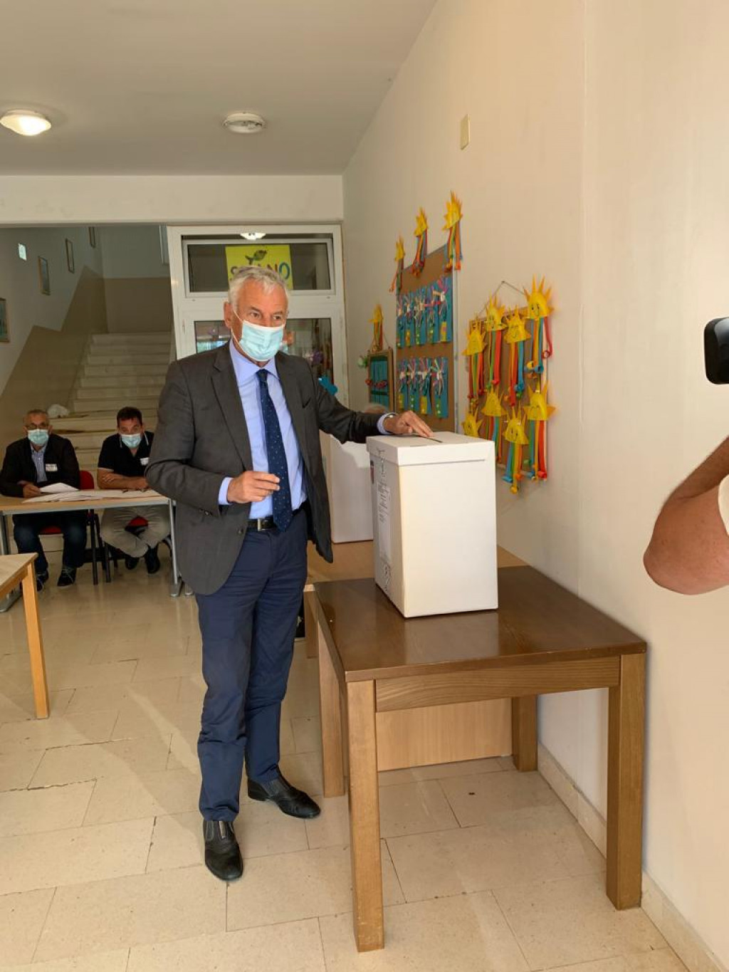 Kandidat HDZ-a za dubrovačko-neretvanskog župana Nikola Dobroslavić glasa u Slanome