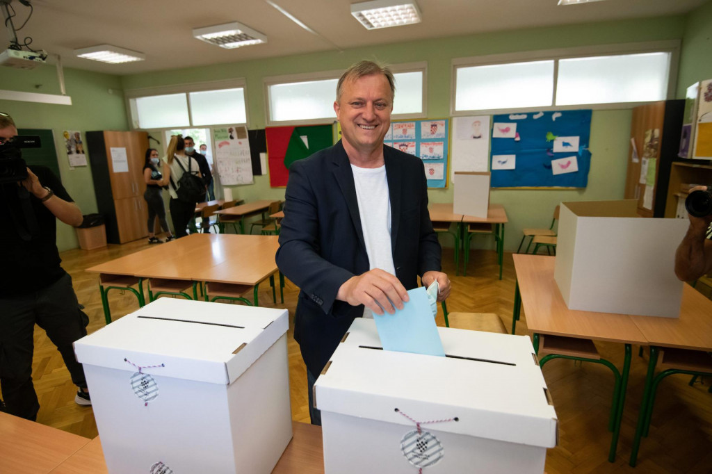 Zadar, 300521&lt;br /&gt;
Zadrani danas glasuju u drugom krugu lokalnih izbora i biraju gradonacelnika i zupana.&lt;br /&gt;
Na fotografiji: Branko Dukic je sa suprugom i kcerkama glasovao u OS Stanovi.&lt;br /&gt;
