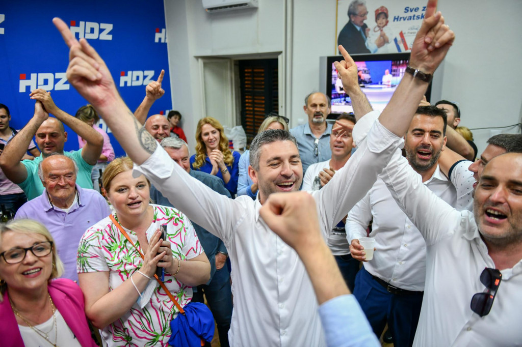 Matu Frankoviću i dubrovačkom HDZ-u u slavlju se pridružio i njihov koalcijski partner Željko Raguž, predsjednik DUSTRA-e.