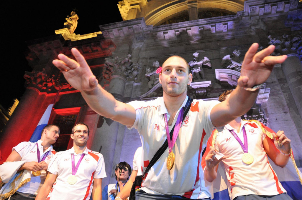 Paulo Obradović slavi na skalinima Crkve svetog Vlaha naslov olimpijskog pobjednika nakon trijumfa u Londonu 2012. godine