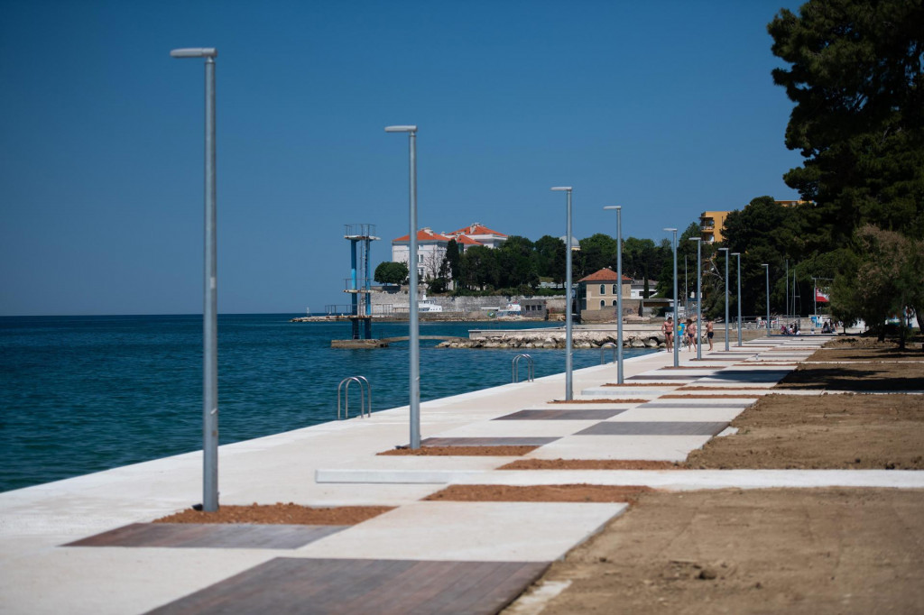 Zadar, 020621&lt;br /&gt;
Radovi na uredjenju gradske plaze Kolovare na potezu izmedju stare zgrade Zavoda za javno zdravstvo i nekadasnjeg Hitch bara, blize se kraju.&lt;br /&gt;