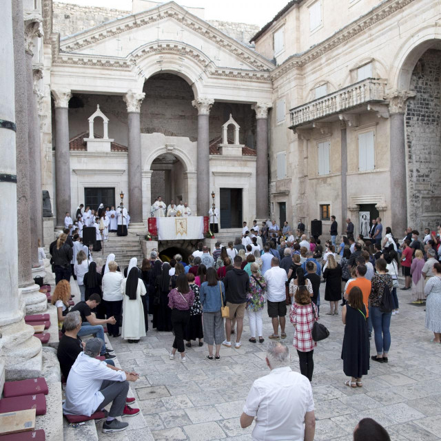 Nadbiskup je s Presvetim Oltarskim Sakramentom blagoslovio nazočne vjernike i grad Split 