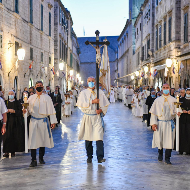 Svečanim euharistijskim slavljem i procesijom ulicama Grada, Dubrovčanke i Dubrovčani proslavili Tijelovo