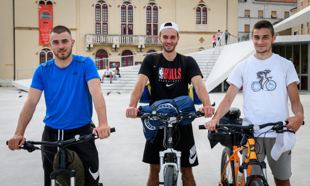 Mladi biciklisti u svojoj humanitanoj turi prošli su i kroz Šibenik, a na Poljani im je priređen doček