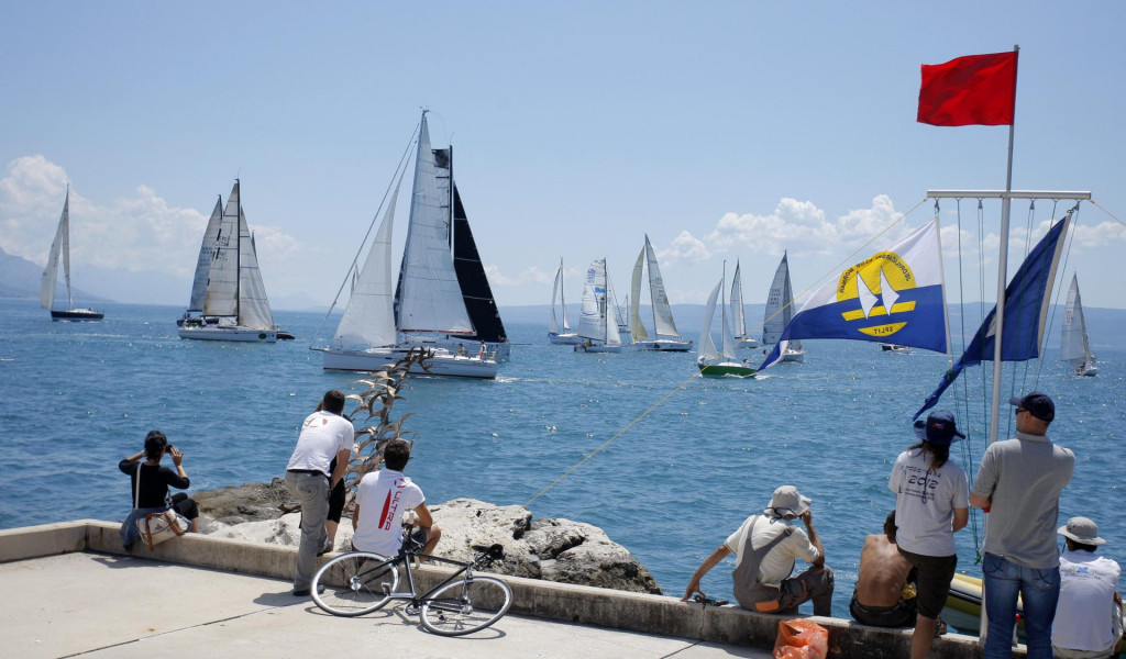 Regata u organizaciji JK Mornar održava se na ruti od Splita do otoka Sušca i nazad, sa samo dvoje jedriličara na brodu