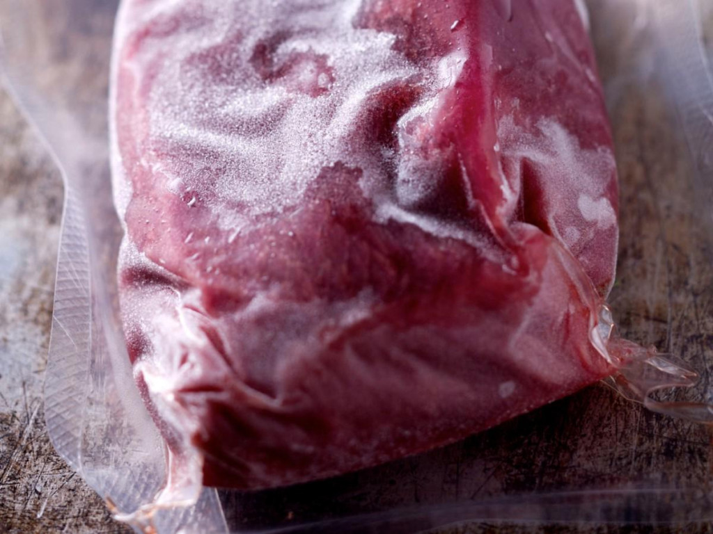 Nepravilno odmrzavanje mesa nosi sa sobom rizik od razvoja bakterija