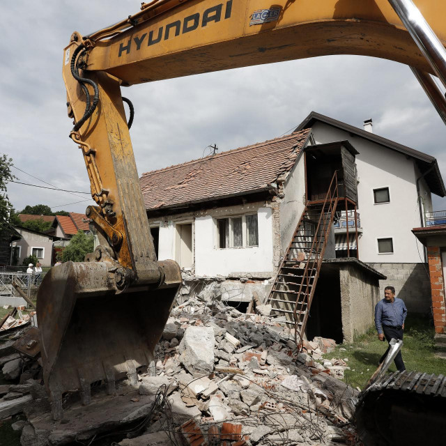 Ovotjedno rušenje prve kuće nakon lanjskog potresa u Zagrebu 