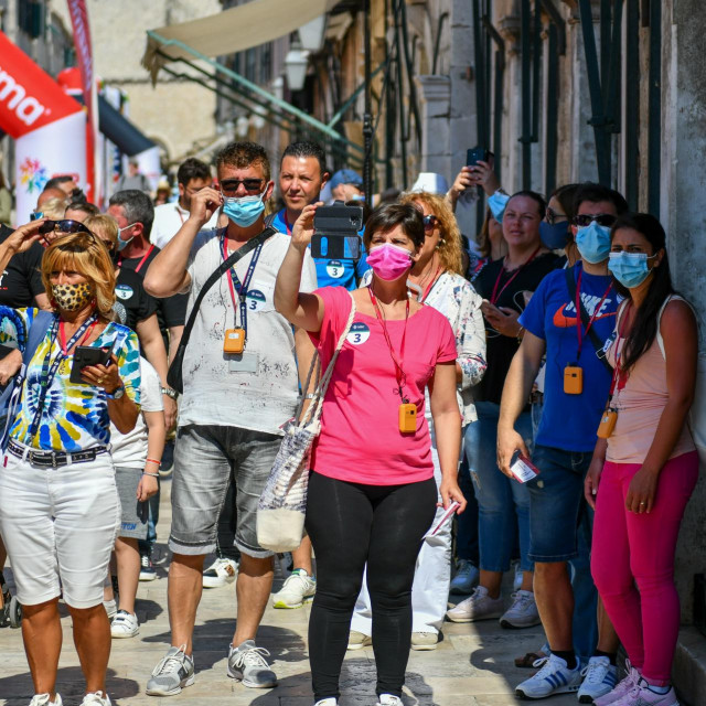 Dubrovnik, 110621.&lt;br /&gt;
Turisti s kruzera MSC Orchestra koji je jutros pristao u Grusku luku obilaze grad u pratnji turistickih vodica.&lt;br /&gt;