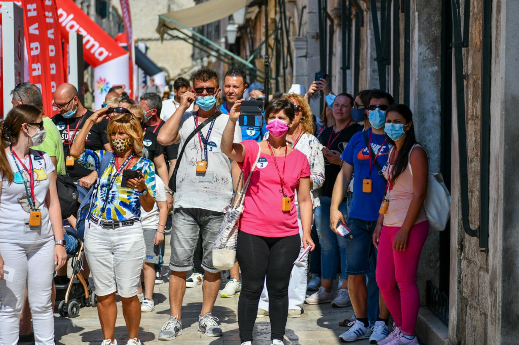 Dubrovnik, 110621.&lt;br /&gt;
Turisti s kruzera MSC Orchestra koji je jutros pristao u Grusku luku obilaze grad u pratnji turistickih vodica.&lt;br /&gt;