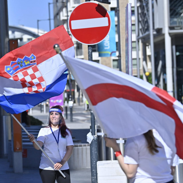 Rijetki hrvatski navijači ispred stadiona Wembley uoči utakmice Vatrenih protiv Engleske na Euru 2020.&lt;br /&gt;
 