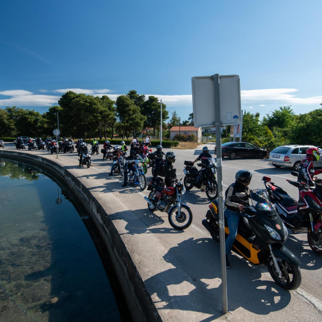 Velika skupina zadarskih bikera snimljena ispred caffe bara Yachting na Boriku odakle su krenuli na put prema Grobniku