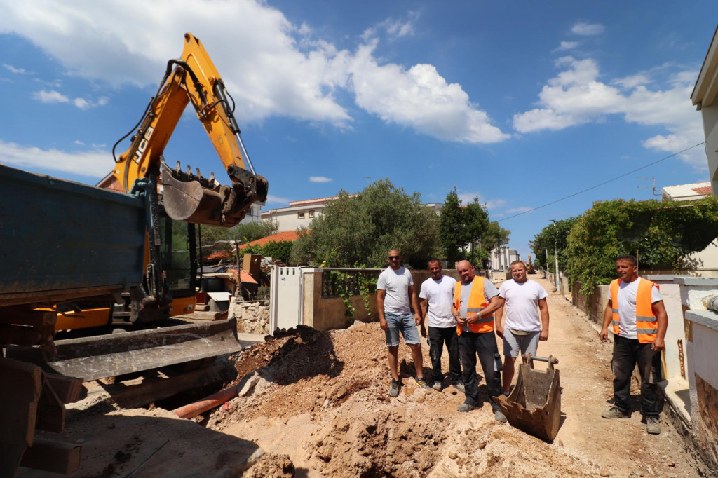 Nakon izvođenja priključaka na vodu i kanalizaciju, u tijeku su završni radovi na pripremi za asfaltiranje Starog puta na Viru.